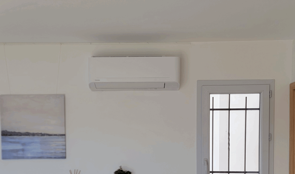 Bloc clim type monosplit installation pièce à vivre dans un gite