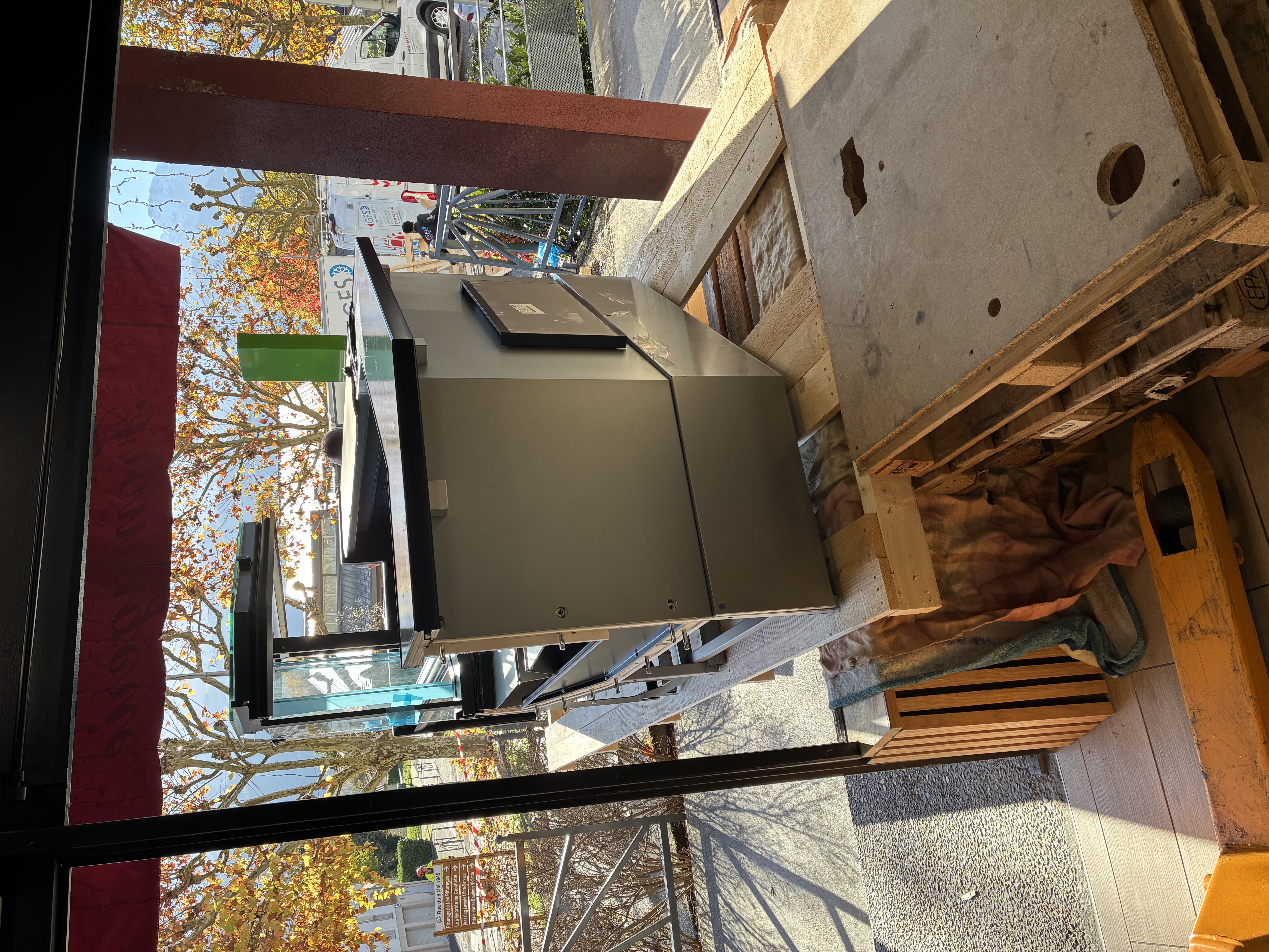 Passage des vitrines par des palettes dans le magasin 