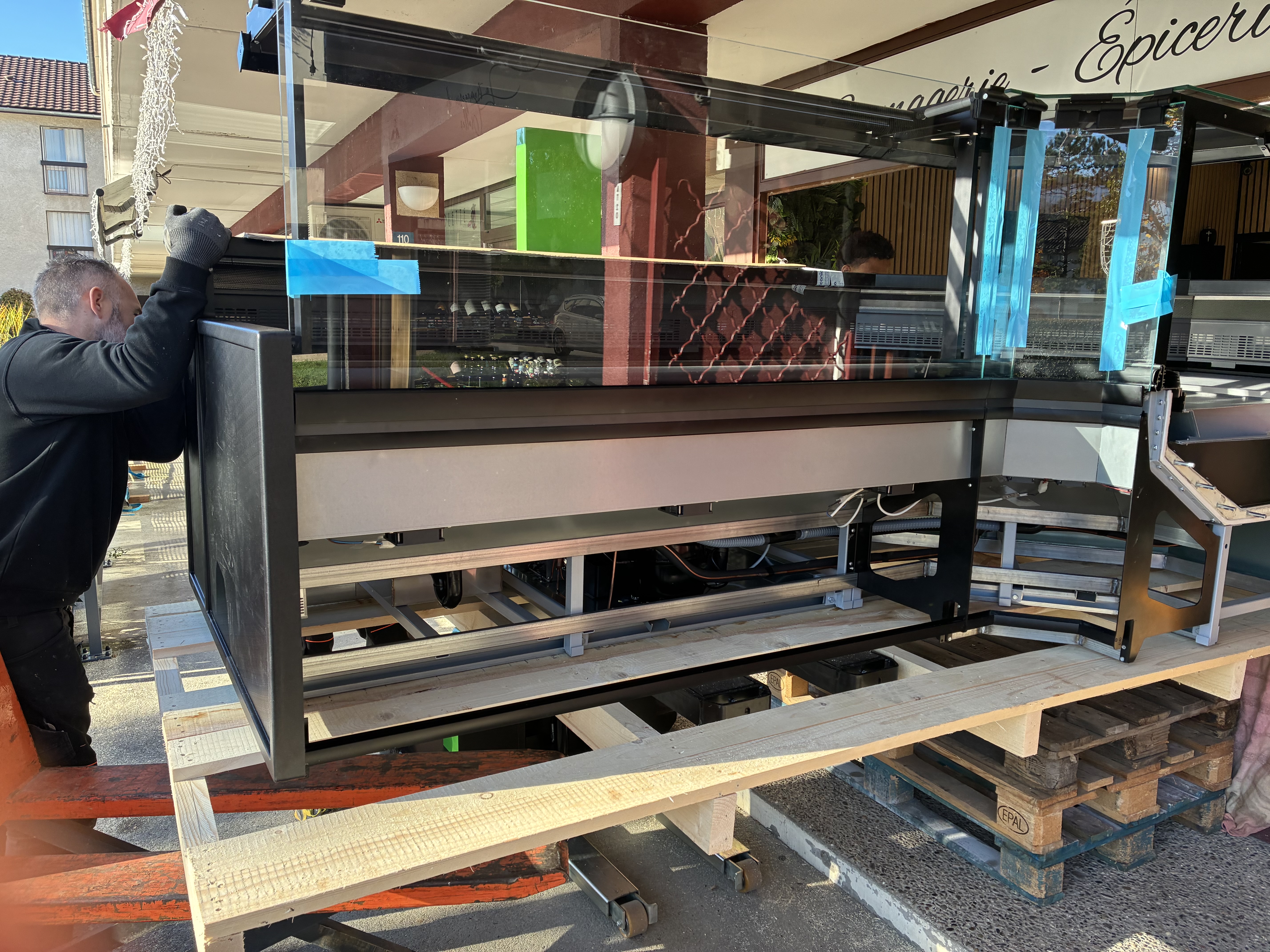 Installation des vitrines dans le magasin