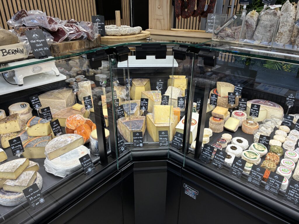 Photo de l'angle qui relie les 2 vitrines